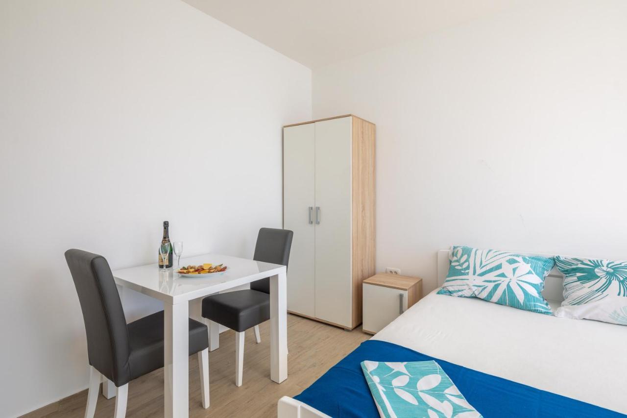 Apartament Absolute Beach Holidays Dugi Rat Zewnętrze zdjęcie
